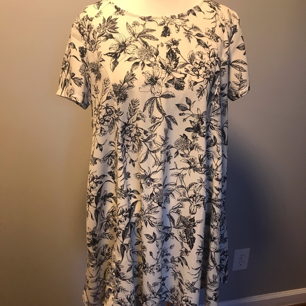 VERY CUTE WHITE AND BLACK FLORAL A-LINE DRESS